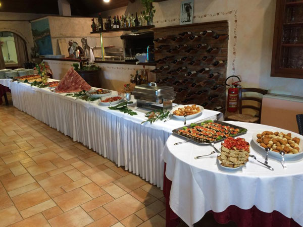 Un buffet allestito nelle sale del ristorante Il Giardino