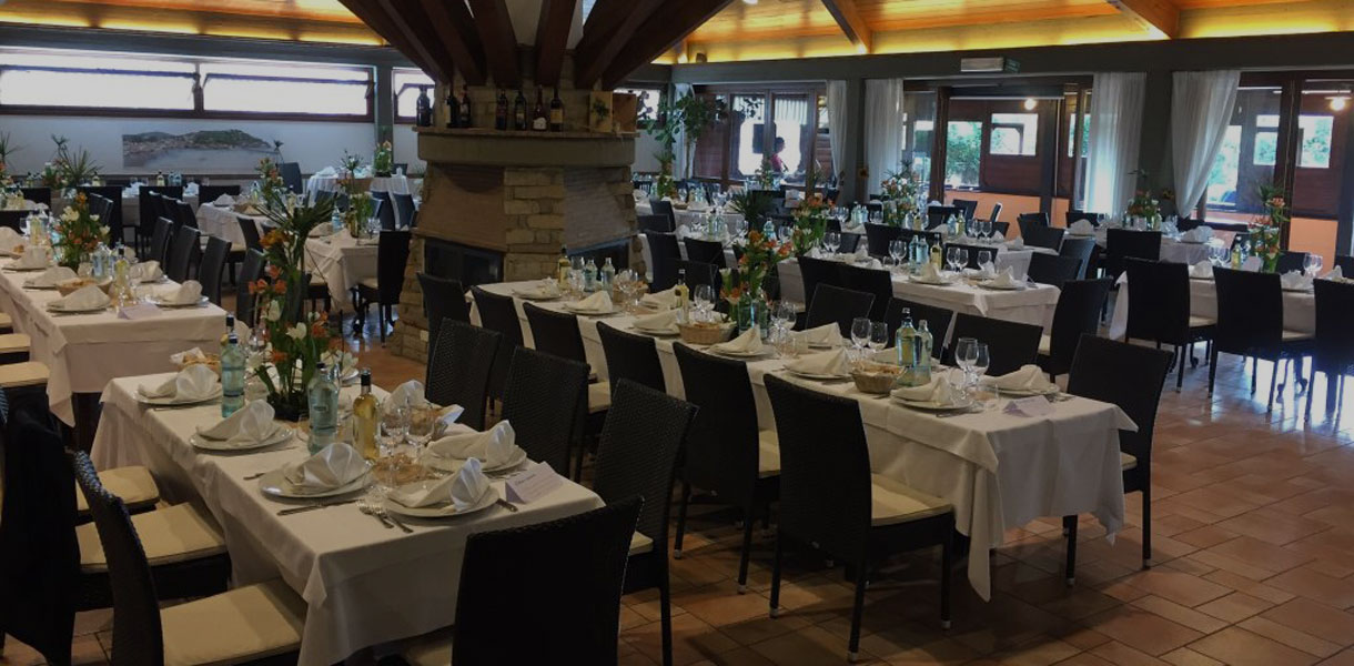 La sala del ristorante apparecchiata per una cerimonia